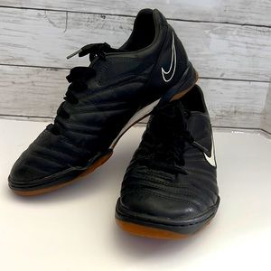 Mens indoor soccer shoe
